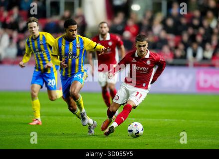Anis Mehmeti (a destra) di Bristol City e Shea Charles di Southampton si battono per il pallone durante la partita del campionato Sky Bet all'Ashton Gate Stadium di Bristol. Data foto: Martedì 21 ottobre 2025. Foto Stock