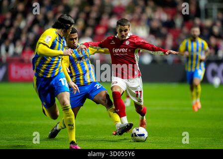 Anis Mehmeti (a destra) di Bristol City e Shea Charles di Southampton si battono per il pallone durante la partita del campionato Sky Bet all'Ashton Gate Stadium di Bristol. Data foto: Martedì 21 ottobre 2025. Foto Stock