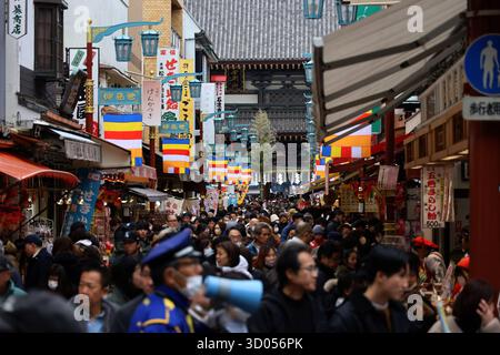 Vita quotidiana nel paesaggio giapponese della Nakamise Shopping Street a Kawasaki Daishi Foto Stock