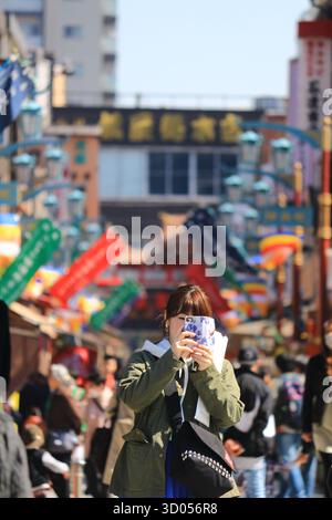 Vita quotidiana nel paesaggio giapponese della Nakamise Shopping Street a Kawasaki Daishi Foto Stock