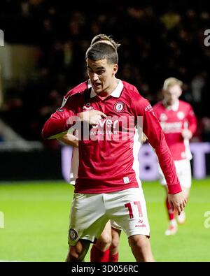 Anis Mehmeti del Bristol City celebra il primo gol della squadra durante la partita del campionato Sky Bet all'Ashton Gate Stadium di Bristol. Data foto: Martedì 21 ottobre 2025. Foto Stock
