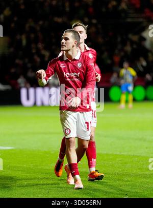 Anis Mehmeti del Bristol City celebra il primo gol della squadra durante la partita del campionato Sky Bet all'Ashton Gate Stadium di Bristol. Data foto: Martedì 21 ottobre 2025. Foto Stock