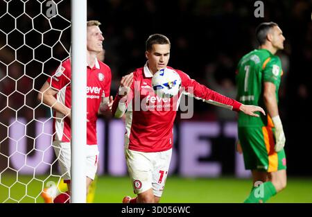 Anis Mehmeti del Bristol City celebra il primo gol della squadra durante la partita del campionato Sky Bet all'Ashton Gate Stadium di Bristol. Data foto: Martedì 21 ottobre 2025. Foto Stock