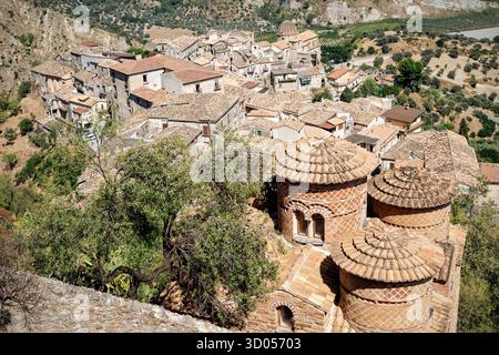 Il paese di stilo e la sua chiesa bizantina (Cattolica di stilo), Calabria, Italia Foto Stock