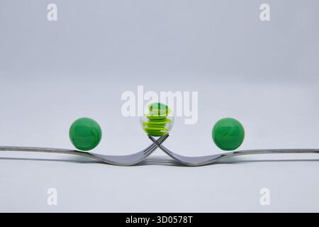 Tre biglie verdi sulle forche. Foto Stock