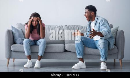 Coppia afro-americana lotta, ragazzo urlando alla signora Foto Stock