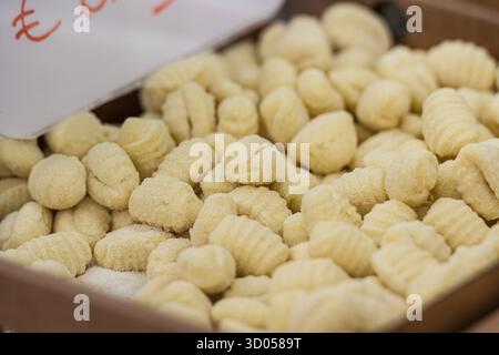 Gnocchi freschi fatti in casa in vendita in un mercato di Street food Foto Stock