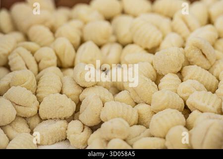 Gnocchi freschi fatti in casa in vendita in un mercato di Street food Foto Stock