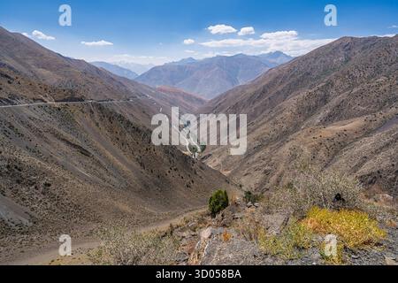 Vista panoramica della catena montuosa del Turkestan tra il passo Shahristan e l'Aini con la catena montuosa Zeravshan sullo sfondo, Sughd, Tagikistan Foto Stock