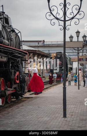 Mosca, Russia - 18 ottobre 2025: I visitatori camminano intorno alle storiche locomotive a vapore presso il tavolo girevole del Museo ferroviario di Mosca Foto Stock
