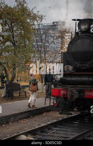 Mosca, Russia - 18 ottobre 2025: I visitatori osservano una locomotiva a vapore nera che emette fumo al tavolo girevole del Museo ferroviario di Mosca Foto Stock