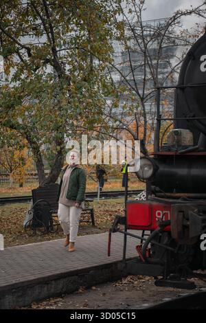 Mosca, Russia - 18 ottobre 2025: I visitatori osservano una locomotiva a vapore nera che emette fumo al tavolo girevole del Museo ferroviario di Mosca Foto Stock
