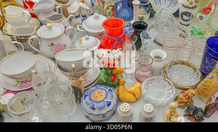 Daugavpils, Lettonia, 18 ottobre 2025. Varie merci da vendere al banco del mercato delle pulci Foto Stock