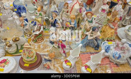 Daugavpils, Lettonia, 18 ottobre 2025. Varie merci da vendere al banco del mercato delle pulci Foto Stock