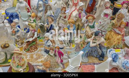 Daugavpils, Lettonia, 18 ottobre 2025. Varie merci da vendere al banco del mercato delle pulci Foto Stock