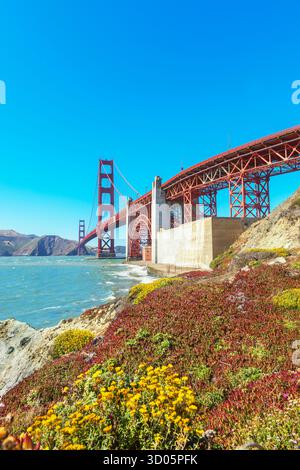 Vista del Golden Gate Bridge dalla spiaggia di Bakery, San Francisco, California, USA Foto Stock