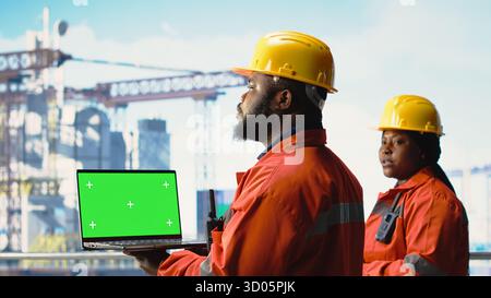Software per laptop Green Screen Mockup utilizzato dagli esperti di carri di perforazione per il rilevamento delle anomalie. I dipendenti della piattaforma offshore utilizzano l'applicazione per notebook Chroma Key per controllare i sistemi in remoto Foto Stock