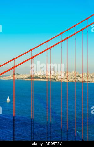Vista del Golden Gate Bridge e del quartiere finanziario, San Francisco, California, Stati Uniti Foto Stock