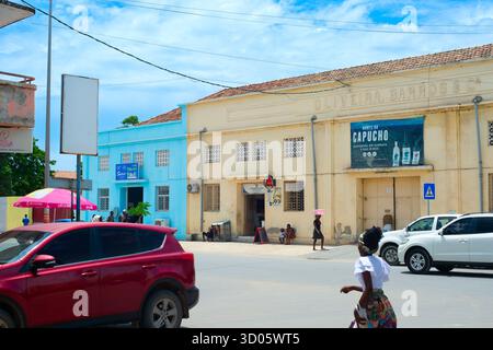 BENGUELA, ANGOLA - 14 MARZO 2025: Persone in una strada trafficata di Benguela. Tipica scena di strada Foto Stock