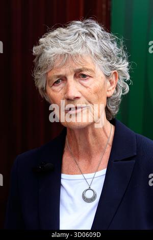 28/08/2025 il candidato del presidente irlandese indipendente di Belfast Catherine Connolly visita Belfast Gerry Carroll parlando alla visita di Catherine Connolly a Belfast, ha detto: "Sono lieto di ospitare la candidata presidenziale irlandese, Catherine Connolly TD nella sua visita a West Belfast. Ci incontreremo con i gruppi della comunità locale e con i sostenitori della campagna, oltre a visitare Coláiste Feirste, Raidió Fáilte McAdam' Fiaich, Cultúrlann e sia Shankill che Falls Women's Centres." “Catherine è una TD compiuta e progressista e una voce instancabile per la gente della classe operaia in tutta l’Irlanda. Il suo sostegno di principio Foto Stock