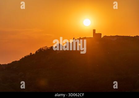 Luci magiche al tramonto a Smartno, Goriska Brda Foto Stock