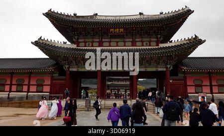 SEOUL, COREA DEL SUD - 11 OTTOBRE 2025 - visitatori che esplorano lo storico Palazzo Gyeongbokgung a Seoul, Corea del Sud Foto Stock