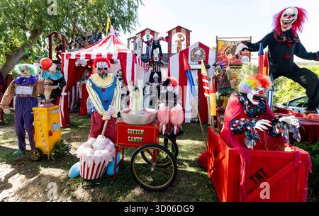 Burbank, California, Stati Uniti. 21 ottobre 2025. Un proprietario di casa a Burbank, in California, ogni Halloween trasformando l'esterno della sua casa nella Burbank Clown House. (Credit Image: © Brian Cahn/ZUMA Press Wire) SOLO USO EDITORIALE! Non per USO commerciale! Foto Stock
