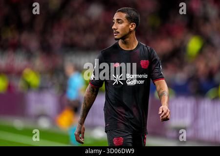 LEVERKUSEN, GERMANIA - 21 OTTOBRE: Arthur of Bayer 04 Leverkusen guarda durante il match di fase MD3 della UEFA Champions League 2025/26 tra Bayer 04 Leverkusen e Paris Saint-Germain alla BayArena il 21 ottobre 2025 a Leverkusen, Germania. (Foto di Rene Nijhuis) Foto Stock