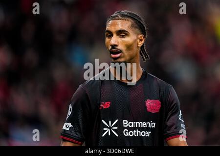 LEVERKUSEN, GERMANIA - 21 OTTOBRE: Loic Bade del Bayer 04 Leverkusen guarda durante la fase MD3 della UEFA Champions League 2025/26 tra il Bayer 04 Leverkusen e il Paris Saint-Germain alla BayArena il 21 ottobre 2025 a Leverkusen, Germania. (Foto di Rene Nijhuis) Foto Stock