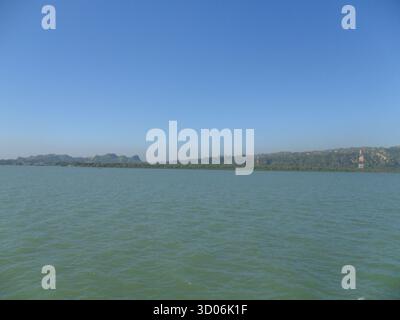Costa del Myanmar nella baia del Bengala - spiagge tranquille e bellezza naturale lungo il mare tropicale Foto Stock