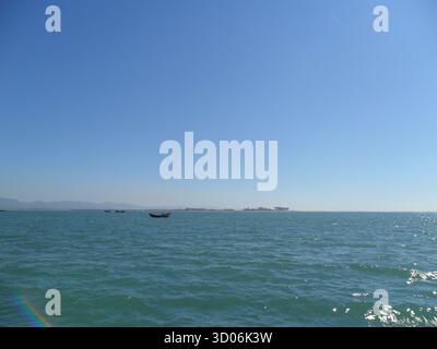 Costa del Myanmar nella baia del Bengala - spiagge tranquille e bellezza naturale lungo il mare tropicale Foto Stock