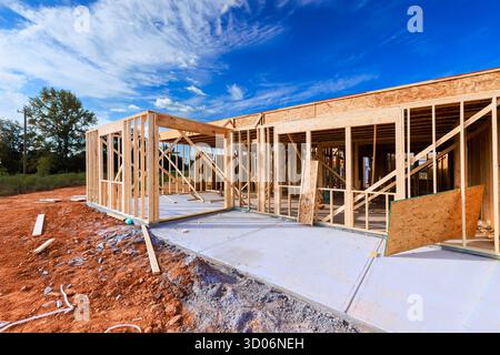 Il cantiere dispone di travi in legno per il nuovo edificio Foto Stock