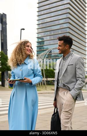 Diversi colleghi d'affari che camminano e parlano in città Foto Stock
