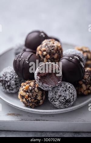 Cioccolato e tartufi di frutta secca Foto Stock
