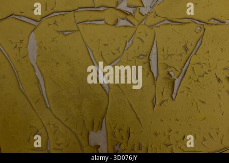 Trama della parete gialla incrinata — superficie di vernice con peeling invecchiata con motivo Grunge vintage per sfondi e progetti di design Foto Stock