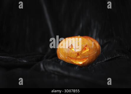 Ottobre 31, Halloween - Old Jack-o-Lantern su sfondo nero. Luogo per un'iscrizione Foto Stock
