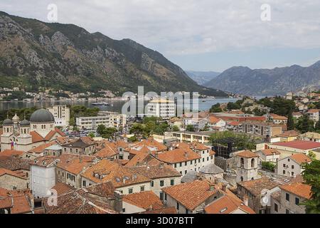 Splendida vista sulla città vecchia di Cattaro, Montenegro. Tetti di tegole arancioni di case dall'alto Foto Stock