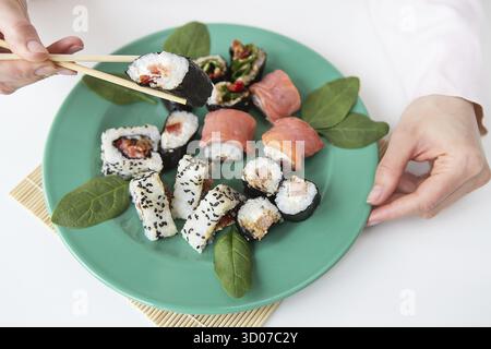 Pasti, vari tipi di sushi maki, philadelphia, maki, salmone, riso, Insalata cibo delizioso e sano Foto Stock