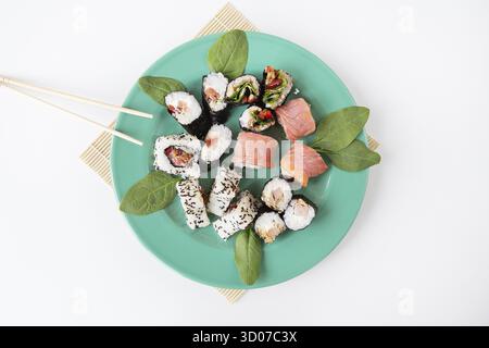 Vari tipi di sushi maki, philadelphia, maki, salmone, riso, Insalata cibo delizioso e sano Foto Stock