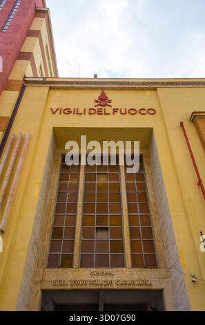 Edificio centrale dei Vigili del fuoco di Palermo, Sicilia, Italia. Monumentale architettura italiana in stile razionalista-modernista dell'era fascista degli anni '1930. Foto Stock