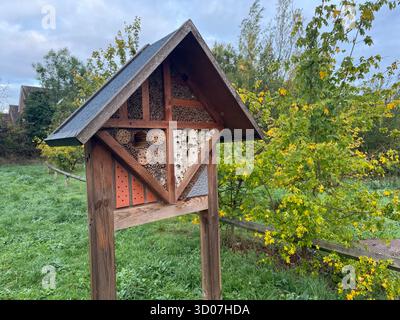 Bug hotel situato nel cuore di una moderna struttura residenziale Foto Stock