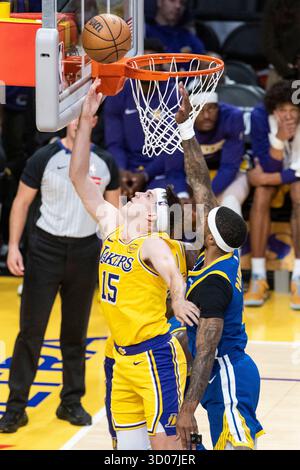 Los Angeles, Stati Uniti. 21 ottobre 2025. Austin Reaves (L) dei Los Angeles Lakers va al basket durante la partita di stagione regolare NBA 2025-2026 tra i Los Angeles Lakers e i Golden State Warriors a Los Angeles, Stati Uniti, 21 ottobre 2025. Crediti: Ringo Chiu/Xinhua/Alamy Live News Foto Stock