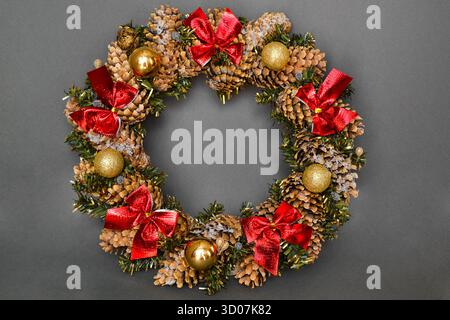 Primo piano della corona di Natale su sfondo grigio scuro. Foto Stock