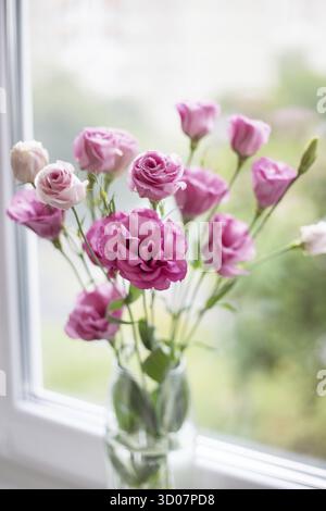 Bellissimo bouquet di fiori rosa brillanti in un eustoma di vaso Foto Stock