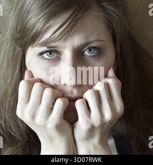 Primo piano di una donna sconvolta Foto Stock