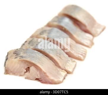 Pezzi di aringa salata isolati su bianco Foto Stock