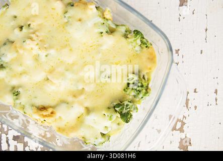 Deliziosa casseruola di broccoli con formaggio e crema, primo piano Foto Stock