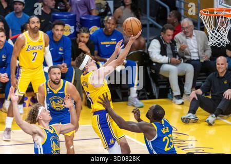 Los Angeles, Stati Uniti. 21 ottobre 2025. Austin Reaves n. 15 dei Los Angeles Lakers va al basket contro i Golden State Warriors durante una partita di basket NBA al Crypto.com Arena. Punteggio finale; Warriors 119:109 Lakers Credit: SOPA Images Limited/Alamy Live News Foto Stock