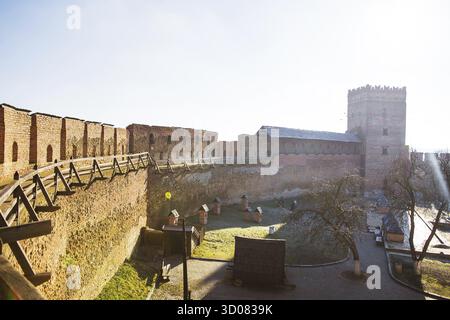 Quartiere del vecchio castello di Lubart nella soleggiata Lutsk Foto Stock