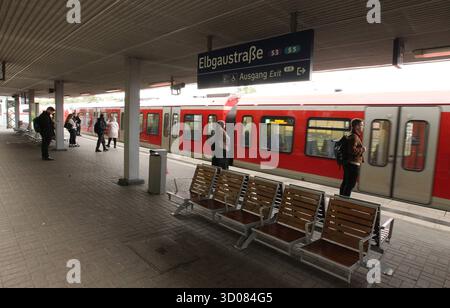 DATA RECORD NON INDICATA Eine S-Bahn hält im S-Bahnhof Elbgaustraße. Eidelstedt Hamburg *** un treno S-Bahn ferma alla stazione Elbgaustraße Eidelstedt Hamburg S-Bahn Foto Stock